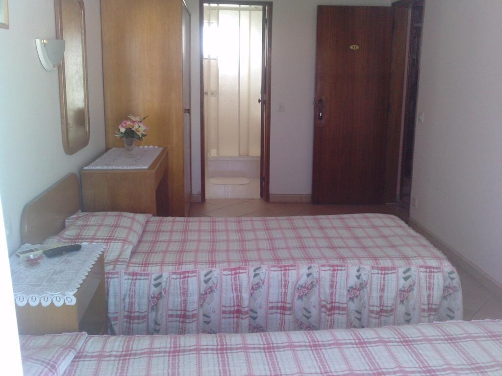 Residencial Nosso Paraiso Bed & Breakfast Quarteira Phòng bức ảnh
